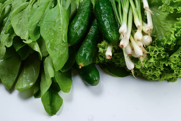 Φρέσκα πράσινα λαχανικά και βότανα που απομονώνονται σε λευκό φόντο. S - Φωτογραφία, εικόνα