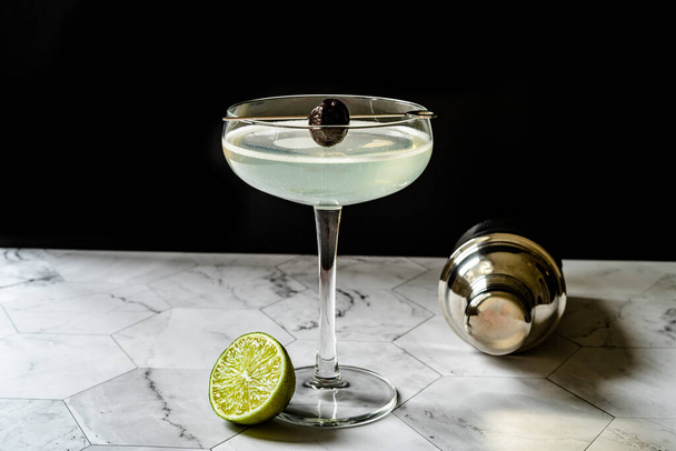 Green Chartreuese Last Word Cocktail with Gin, Mint and Lime. - Фото, изображение