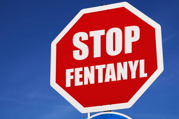 Zatrzymaj znak drogowy Fentanyl. Ostrzeżenie o opioidach - Zdjęcie, obraz