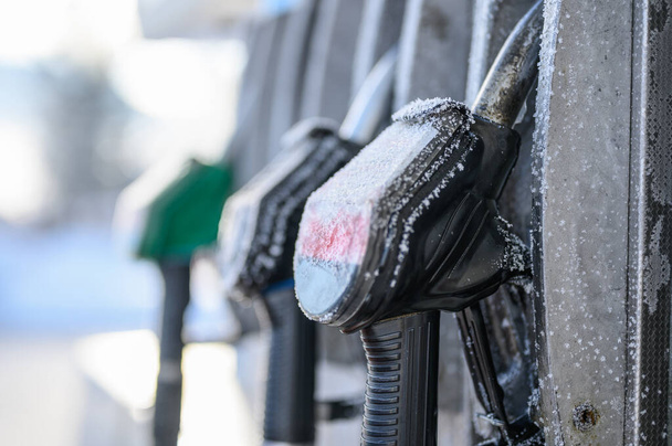 Заморожена бензинова станція - автомобільна дозаправка
 - Фото, зображення