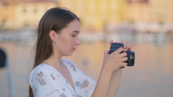 γυναίκα φωτογράφος στην εργασία - Πλάνα, βίντεο