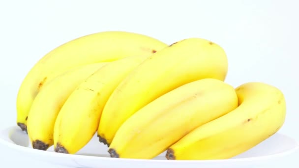Banane in un piatto su sfondo bianco. Cibo. Frutta. Video.
. - Filmati, video