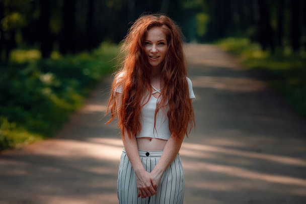 jengibre encantadora mujer joven hermoso bosque verde
 - Foto, imagen