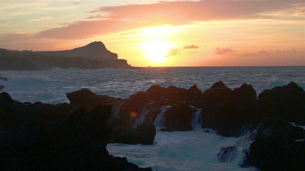 Lava πέτρες στην παραλία του Πισινά Naturais Biscoitos. Ατλαντικός. Terceira Azores, Πορτογαλία. - Πλάνα, βίντεο