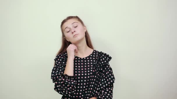 Tyttö musta mekko ajattelee unelmat ratkaisee ongelman kumarsi päätään käsin
 - Materiaali, video