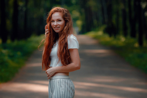 πιπερόριζα γοητευτική γυναίκα νεαρό όμορφο δάσος πράσινο - Φωτογραφία, εικόνα
