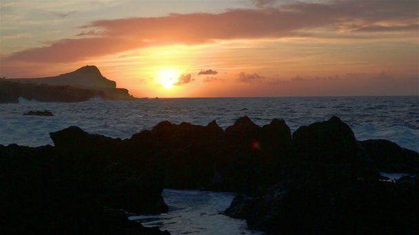Piedras de lava en la playa de Piscinas Naturais Biscoitos. Océano Atlántico. Terceira Azores, Portugal. - Metraje, vídeo