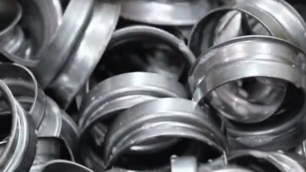 Afgewerkte metalen stukken in transportband van de metaalstempelindustrie. Industriële achtergrond. - Video