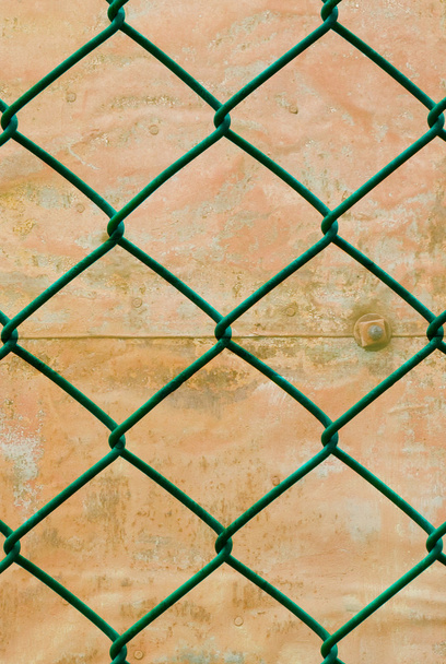 Cerca de alambre verde oxidado con fondo de pared grunge, patrón vertical
 - Foto, Imagen