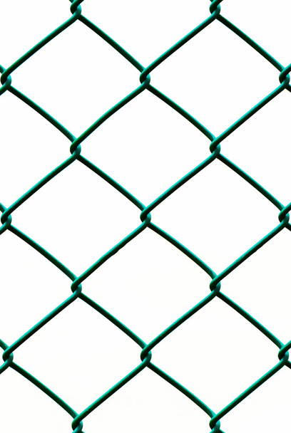Зеленый проволочный забор изолирован на белом фоне, вертикальный узор
 - Фото, изображение