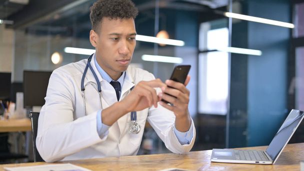 Joven doctor usando Smartphone en la oficina
 - Foto, Imagen
