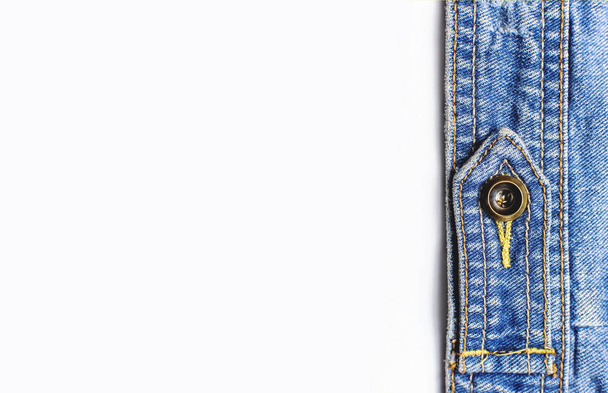 Крупный план Синяя джинсовая куртка на изолированном белом фоне сверху вид плоский лежал копия пространства. Джинсы, модная куртка, женская или мужская модная одежда, модный фон. Джинсовая текстура
 - Фото, изображение