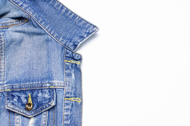 Крупный план Синяя джинсовая куртка на изолированном белом фоне сверху вид плоский лежал копия пространства. Джинсы, модная куртка, женская или мужская модная одежда, модный фон. Джинсовая текстура
 - Фото, изображение