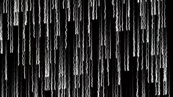 Lignes blanches ondulées lumineuses abstraites se déplaçant sur fond noir, boucle transparente. Animation. Rayures courbes ressemblant à des gouttes de pluie coulant vers l'arrière, monochrome
. - Séquence, vidéo