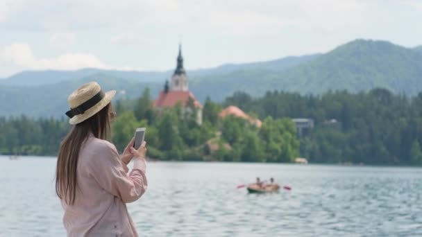 Λήψη φωτογραφιών μνήμης από το τοπίο της λίμνης Bled στη Σλοβενία - Πλάνα, βίντεο