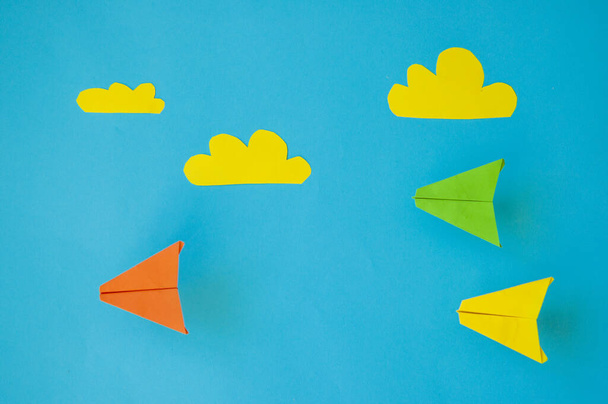 Modell repülőgép, repülőgép színes háttérrel. Sárga origami papír  - Fotó, kép