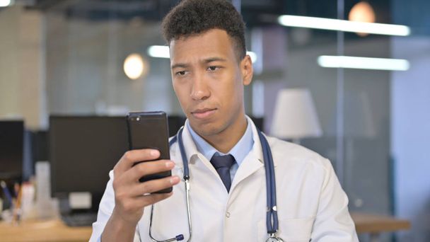 Portrait de jeune médecin utilisant un smartphone au bureau
 - Photo, image