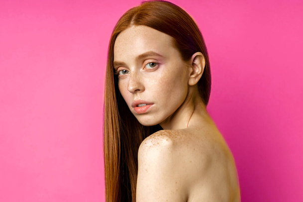 Beautiful spa woman with perfect fresh freckled skin - Foto, Bild