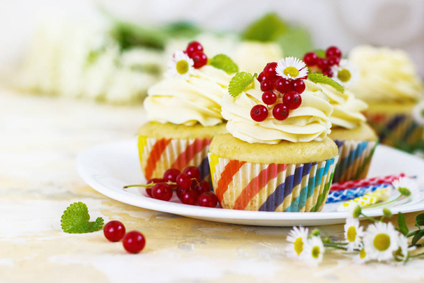 Gentle cupcake with cream and berries on a light background - Φωτογραφία, εικόνα