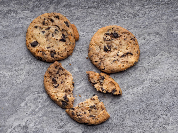 σπιτικά μπισκότα γεμιστά με κομμάτια σοκολάτας σε μια γκρίζα πέτρα - Φωτογραφία, εικόνα