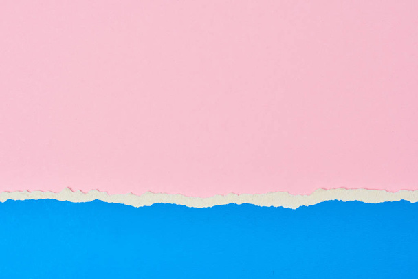 zerrissene Papierkante mit Kopierraum, rosa und blau - Foto, Bild