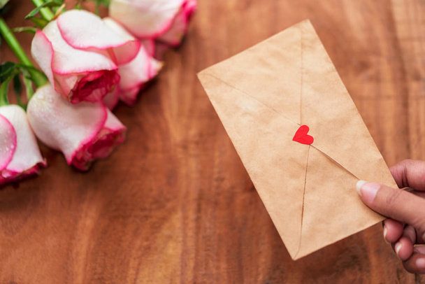 Main donnant lettre d'amour
 - Photo, image