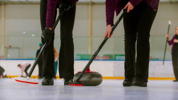 Curling képzés - vezető gránit kő a jégen - Fotó, kép