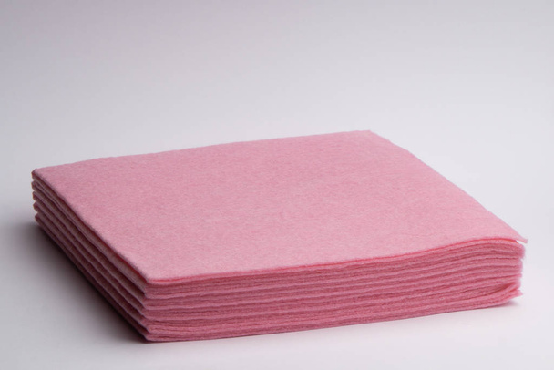 Panos de microfibra rosa em uma pilha em um fundo branco. Housewa
 - Foto, Imagem