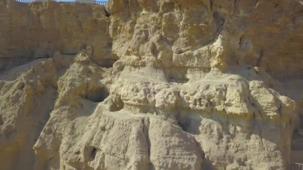 Kompleks jaskini Khorbas znajduje się na południowym wybrzeżu wyspy Keshm na Iranze.Dron tworzy wideo odlatujące od punktu orientacyjnego i schodzące w dół. Widać jaskinie w skale.. - Materiał filmowy, wideo