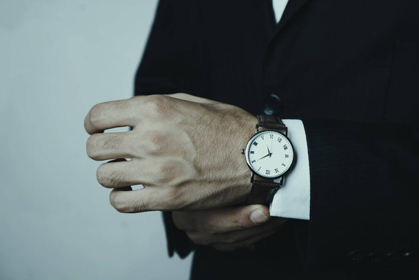Empresario comprobando el tiempo de reloj
 - Foto, imagen