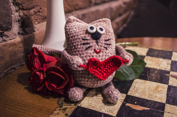 愛らしいですかぎ針編みの猫とともに赤ハートローズオンチェスヴィンテージ背景. - 写真・画像