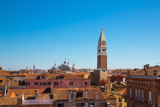 Panoraamanäkymät San Marcon katolle ja kellotornille
. - Valokuva, kuva