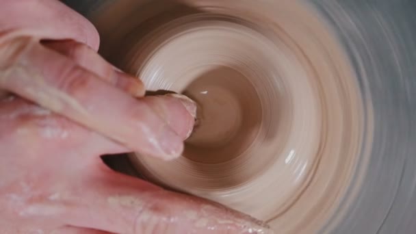Człowiek garncarz rzeźbiąc pogłębienie w postaci gliny - Materiał filmowy, wideo