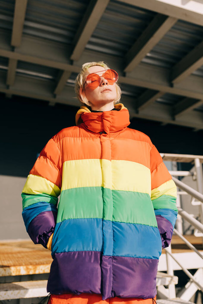 Androgyne Mulher com a jaqueta arco-íris
 - Foto, Imagem