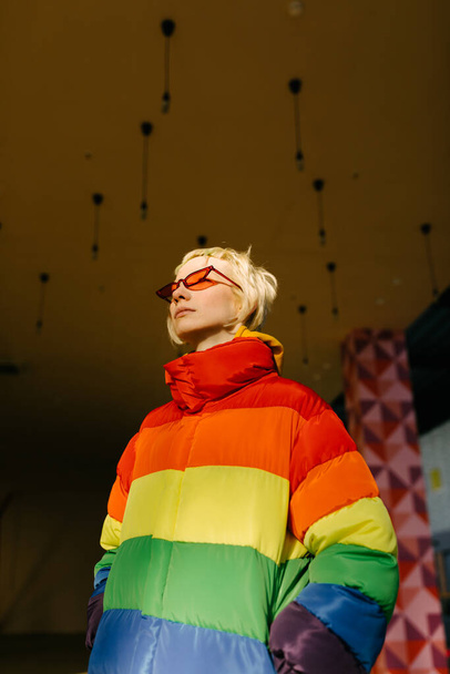  Androgyne Mujer con gafas de sol rojas
 - Foto, Imagen