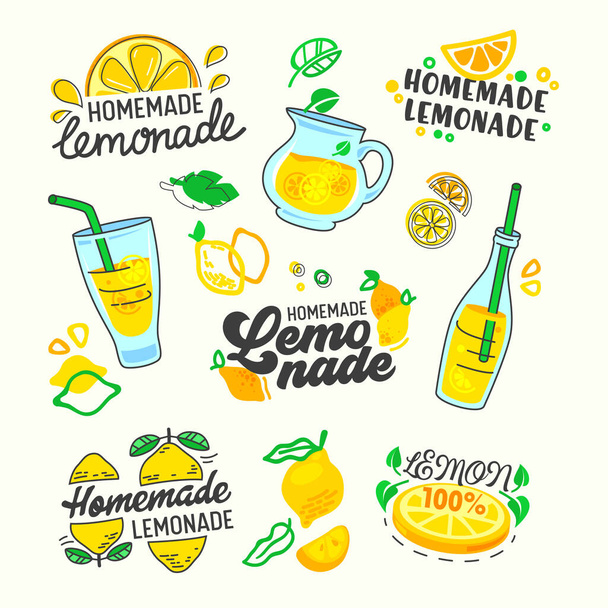 Domácí limonádová sada Typografie a Doodle Elements. Žluté citrónové ovoce, skleněné láhve a karafa se sladkým nápojem, ozdoba pro balicí papír, potisk na bílém pozadí vektorové ilustrace - Vektor, obrázek