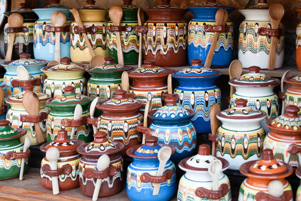 Platos tradicionales de cerámica búlgara. souvenirs búlgaros. ornamentos orientales
 - Foto, imagen