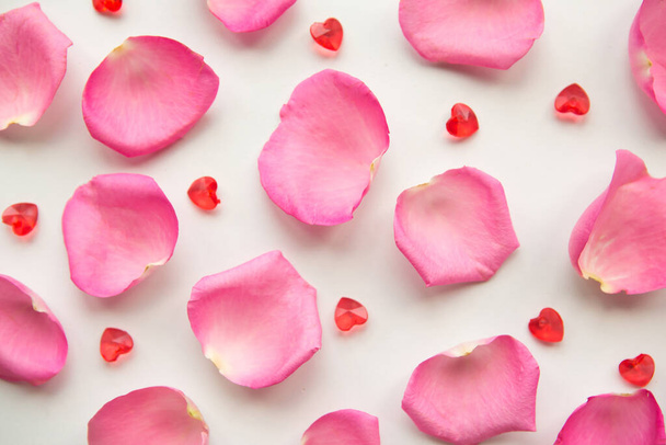 Rosa pétalas de rosa no fundo branco. Conceito do Dia dos Namorados
 - Foto, Imagem