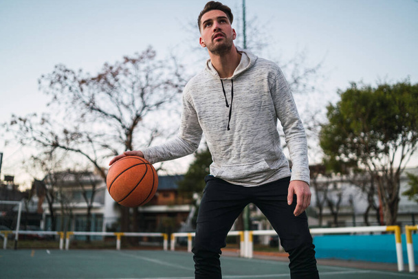 Young man playing basketball. - Valokuva, kuva