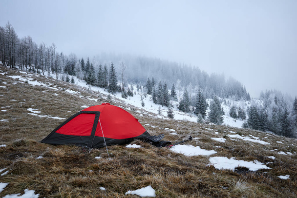 冬の山のテント - 写真・画像