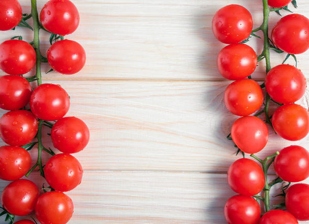 Pomidory cherry na białym drewnianym stole - Zdjęcie, obraz