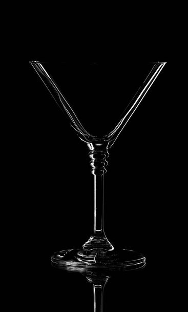 Порожній скляний силует ізольовано на чорному тлі
 - Фото, зображення