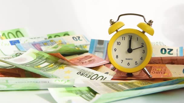 Reloj despertador y billete de dinero Euro, concepto de planificación empresarial y finanzas
 - Metraje, vídeo