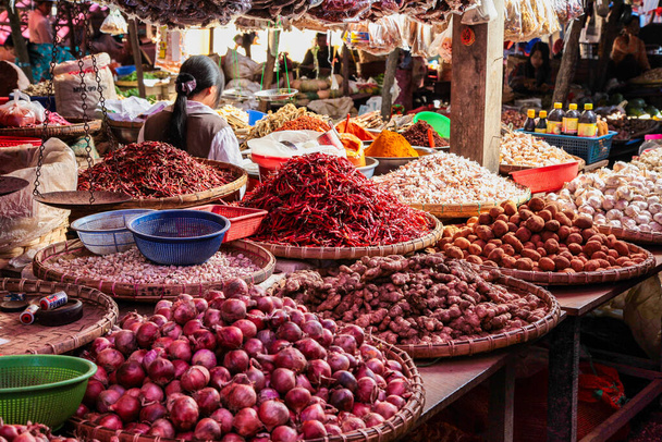 Mercado de alimentos en Pyin Oo Lwin, Maymyo, estado de Shan en Myanmar, antigua Birmania
. - Foto, imagen