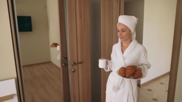Girl carrying croissants and cup of tea. - Záběry, video