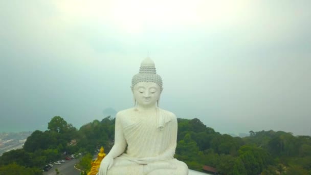 Thailand. Panoramisch uitzicht van bovenaf. Phuket 's Big Buddha is een van de belangrijkste en meest gerespecteerde bezienswaardigheden op het eiland. De drone zweefde voor de tempel.. - Video