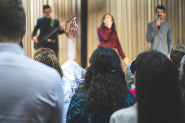 Christian congregation worship God together - Foto, afbeelding