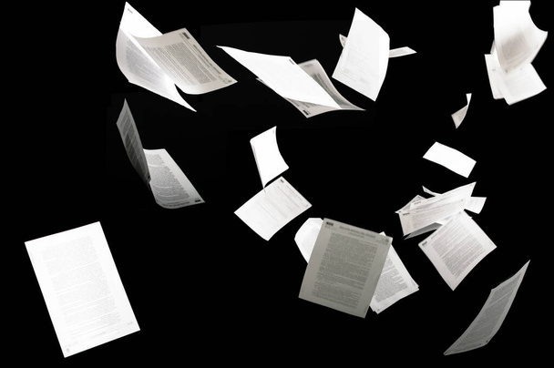Muitos documentos comerciais voadores isolados no fundo preto
 - Foto, Imagem