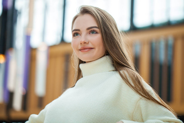 Portrait of a young beautiful woman in white sweater - Foto, afbeelding
