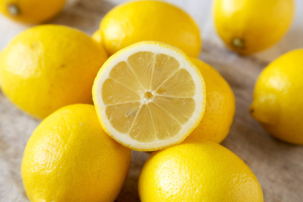 Fresco maturo giallo limoni biologici su panno, vista laterale. Primo piano
. - Foto, immagini